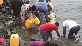 Жители города Гома в поисках воды