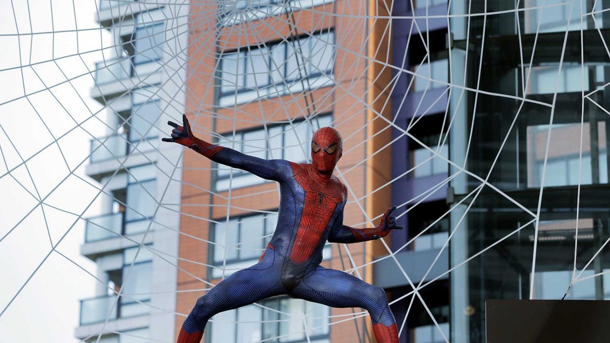 فنان يؤدي دور الرجل العنكبوت في العرض العالمي الأول لفيلم "الرجل العنكبوت المذهل" في طوكيو، اليابان، الأربعاء 13 يونيو 2012