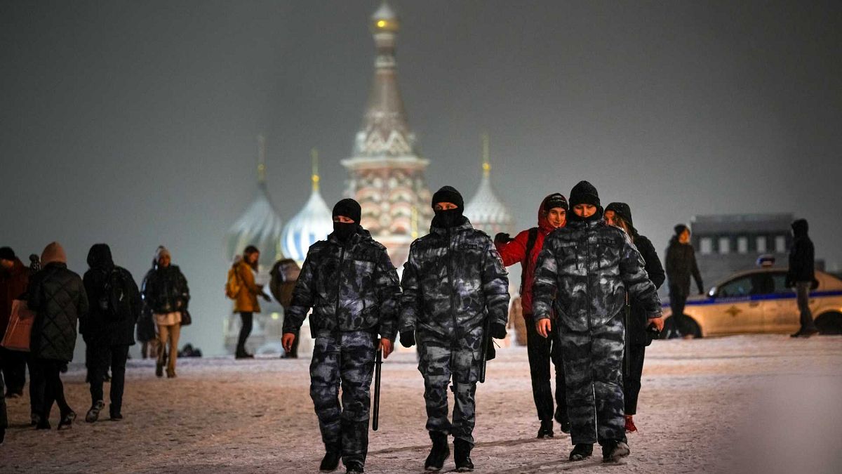 عناصر من الشرطة الروسية قرب كاتدرائية القديس باسيل في موسكو، روسيا، الاثنين 13 ديسمبر 2021