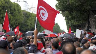 تونسيون يتظاهرون ضد الرئيس التونسي قيس سعيد في تونس العاصمة