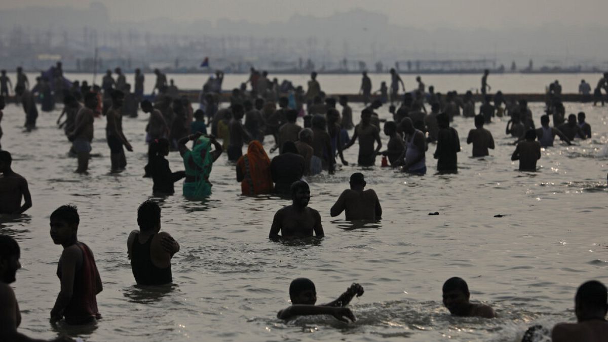 Makar Sankranti Festivali'nde Hindular kutsal Ganj Nehri'nin sularına daldı