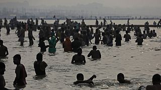 Makar Sankranti Festivali'nde Hindular kutsal Ganj Nehri'nin sularına daldı
