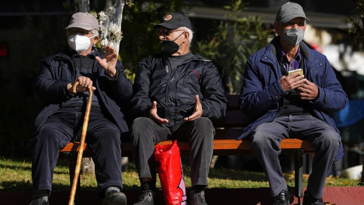 Ηλικιωμένοι με μάσκα σε παγκάκι στο κέντρο της Αθήνας