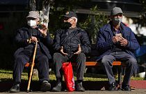 Idős férfiak beszélgetnek Görögországban 2022. január 3-án