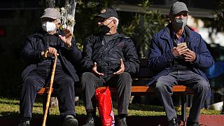 Idős férfiak beszélgetnek Görögországban 2022. január 3-án