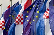 Archives : drapeaux européen et croate dans les rues de Zagreb, le 29 juin 2013, un jour avant que le pays ne devienne membre de l'Union européenne 