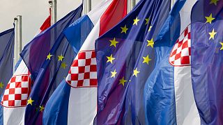 Archives : drapeaux européen et croate dans les rues de Zagreb, le 29 juin 2013, un jour avant que le pays ne devienne membre de l'Union européenne