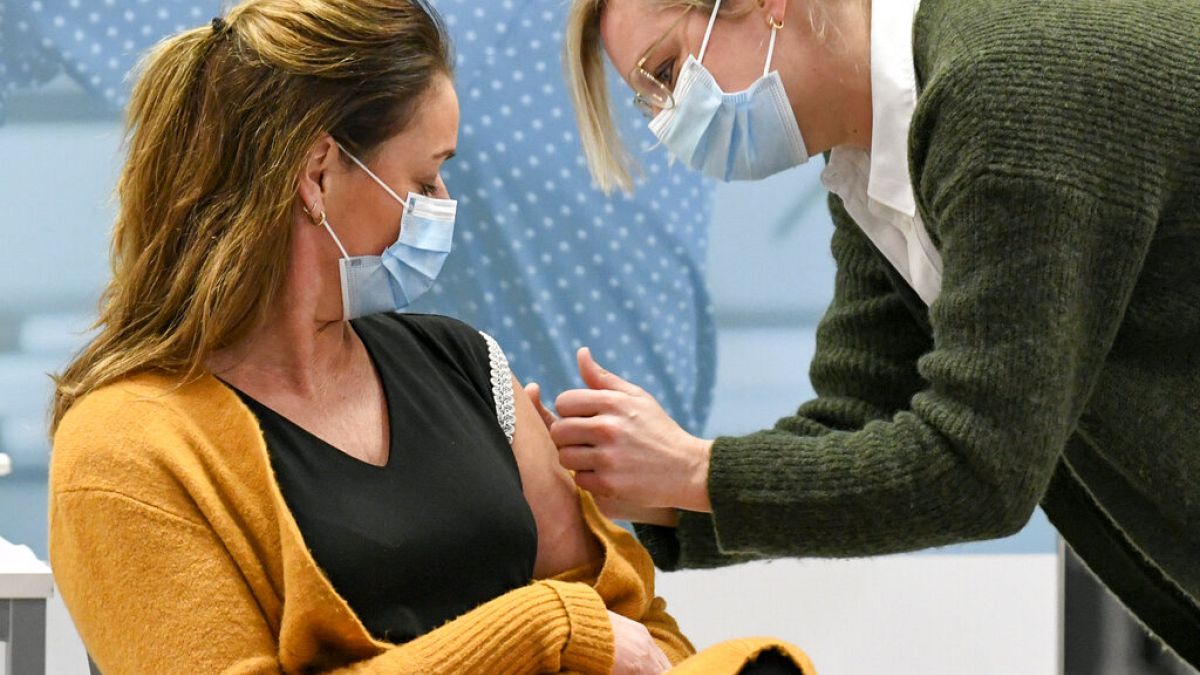 Angestellte des Gesundheitswesen erhält ihre erste Covid-19-Impfung in Veghel, Niederlanden, 06.01.2021