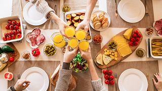 People eat breakfast together 