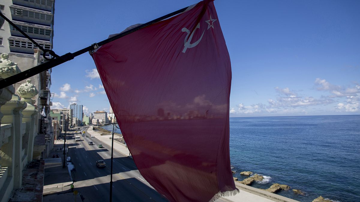 Советский флаг над рестораном Paladar Nazdarovie в Гаване