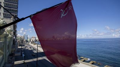 Советский флаг над рестораном Paladar Nazdarovie в Гаване
