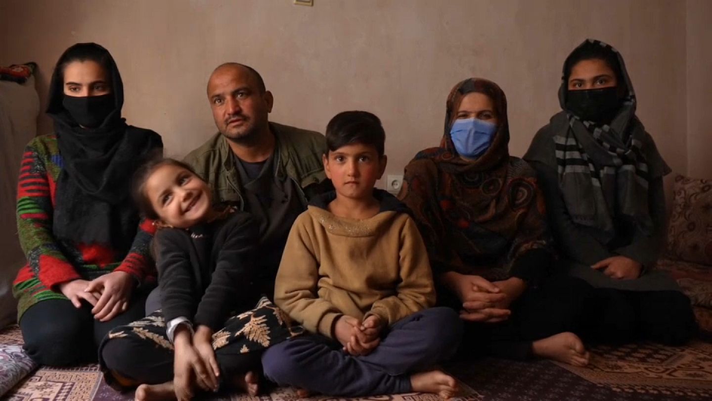 Niñas vestidas de niño en Afganistán para ayudar a la familia | Euronews