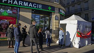 Des personnes font la queue pour réaliser un test de dépistage Covid-19, à Paris, le vendredi 14 janvier 2022.