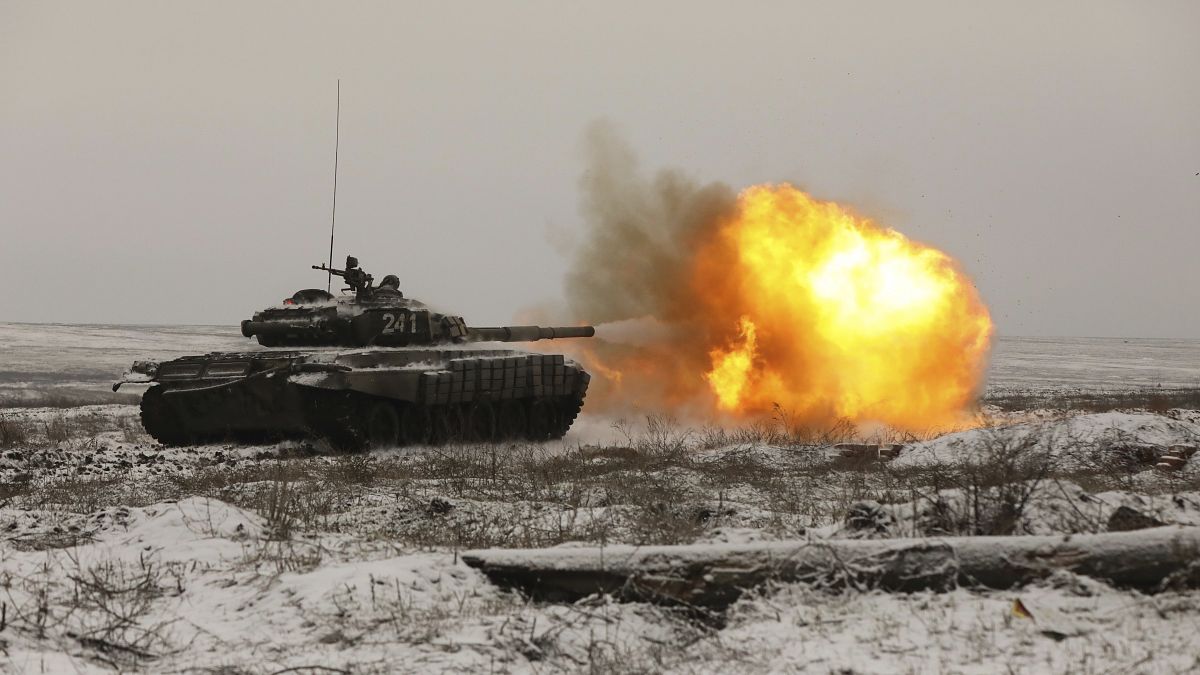 دبابة روسية من طراز تي 72 خلال تدريبات عسكرية في منطقة روستوف