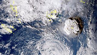 Pánico en la isla de Tonga, golpeada por un tsunami provocado por la erupción de un volcán submarino