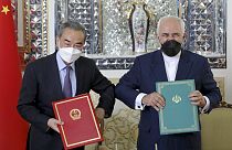 Mohammad Dzsavád Zaríf iráni külügyminiszter és a kínai Vang Ji Teheránban, Iránban, 2021. március 27-én