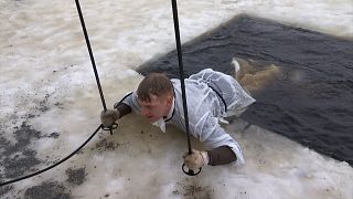 NoComment | Soldados británicos se lanzan al agua helada en Estonia