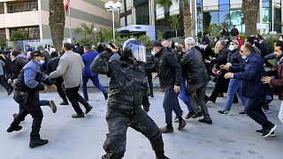 خلال مواجهات بين الشرطة ومحتجين ضدّ الرئيس التونس قيس سعيد (الجمعة 14 كانون الثاني/يناير)