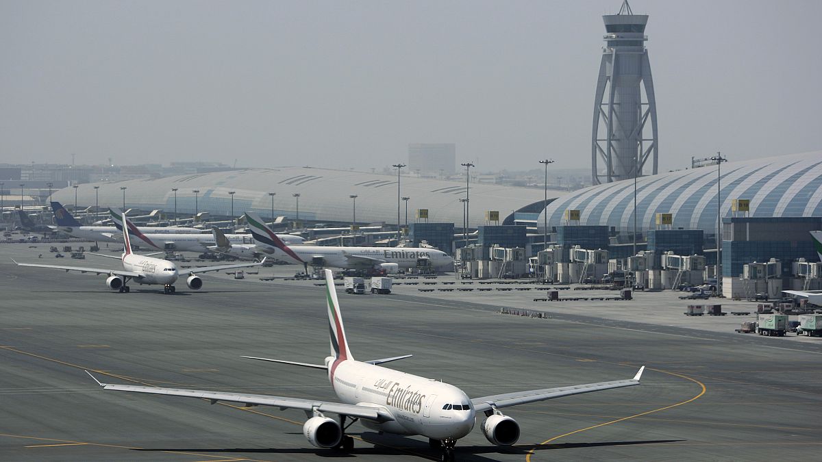 طائرة تابعة لشركة طيران الإمارات في مطار دبي 