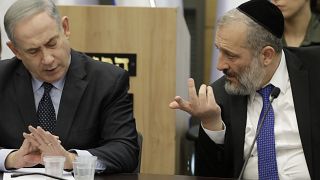 رئيس الوزراء الإسرائيلي السابق بنيامين نتنياهو يستمع لوزير الداخلية السابق أرييه درعي خلال لقاء لحزب الليكود