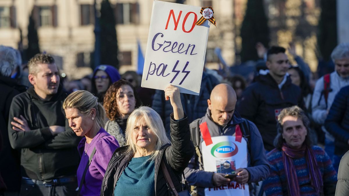 "Нет "зелёному пропуССку", — написано на плакате манифестантки из Рима: в Италии через месяц вакцинация станет обязательной для всех старше 50