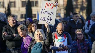 "Нет "зелёному пропуССку", — написано на плакате манифестантки из Рима: в Италии через месяц вакцинация станет обязательной для всех старше 50