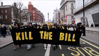 شاهد: مظاهرات ضد مشروع قانون يمنح الشرطة البريطانية سلطة أكبر لقمع المظاهرات
