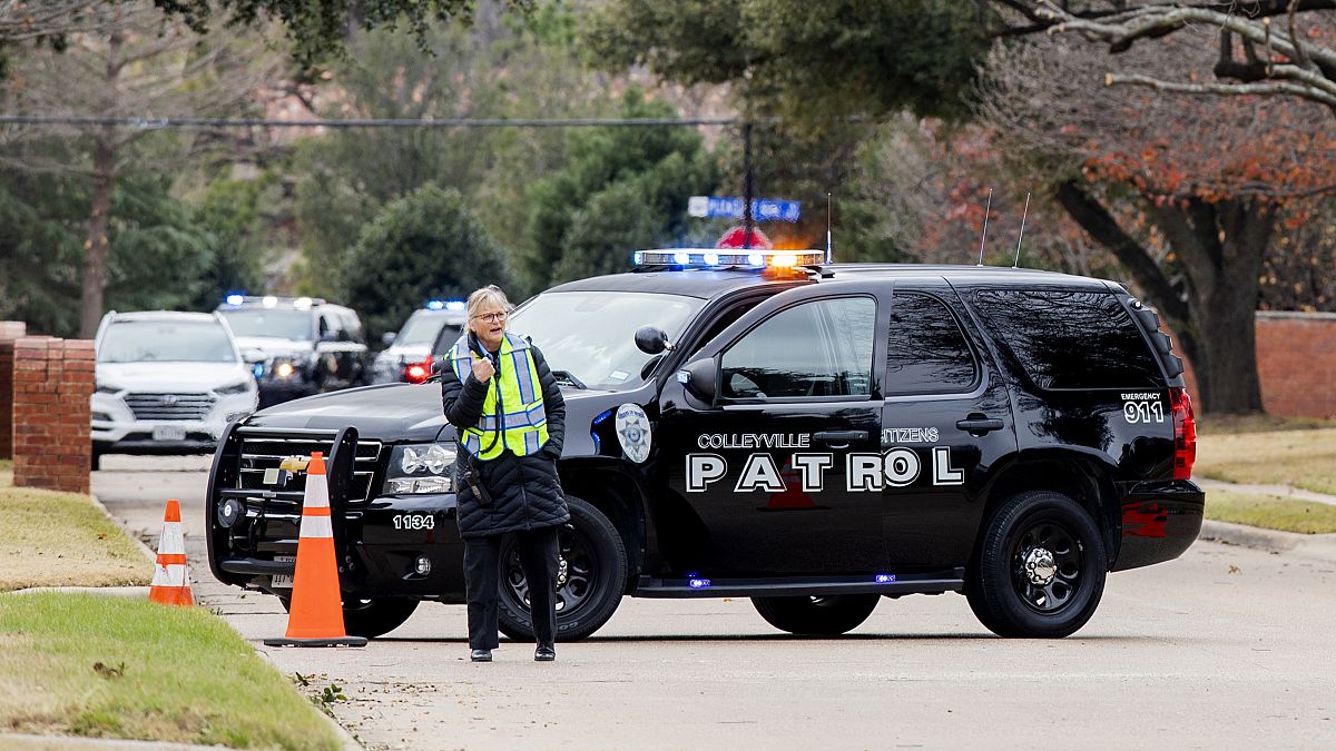 شرطية تغلق أحد الشوارع المؤدية إلى الكنيس اليهودي في تكساس