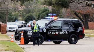 شرطية تغلق أحد الشوارع المؤدية إلى الكنيس اليهودي في تكساس