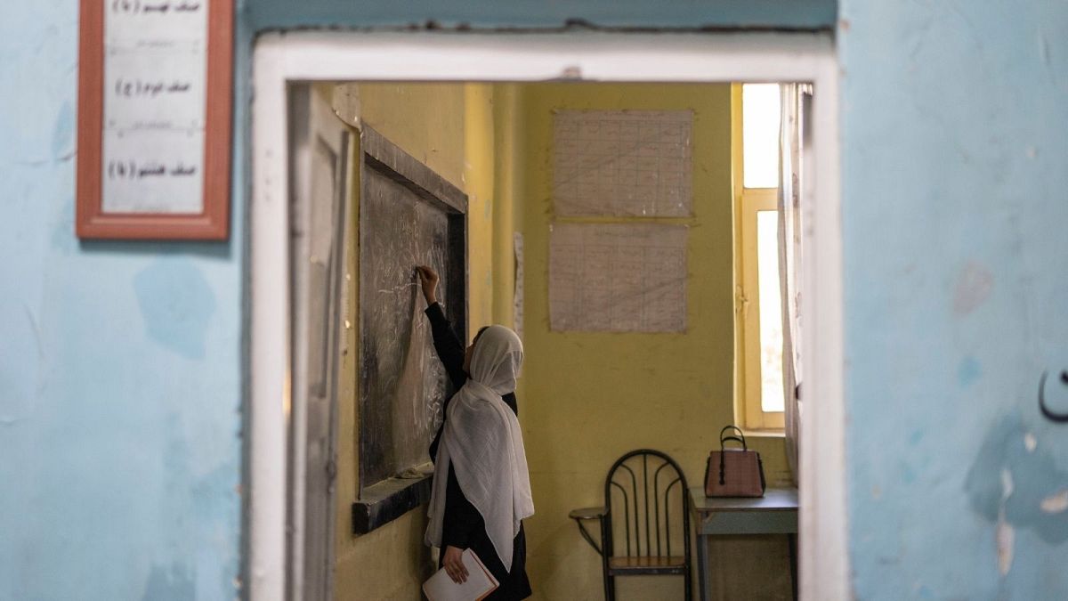 یک دانش آموز افغان در کلاس درس، ۲۵ نوامبر ۲۰۲۱