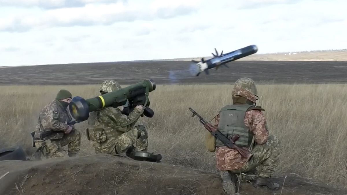Ukrán katonák amerikai Javelin rakétákat lőnek ki egy donyecki hadgyakorlaton