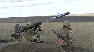 Ukrán katonák amerikai Javelin rakétákat lőnek ki egy donyecki hadgyakorlaton