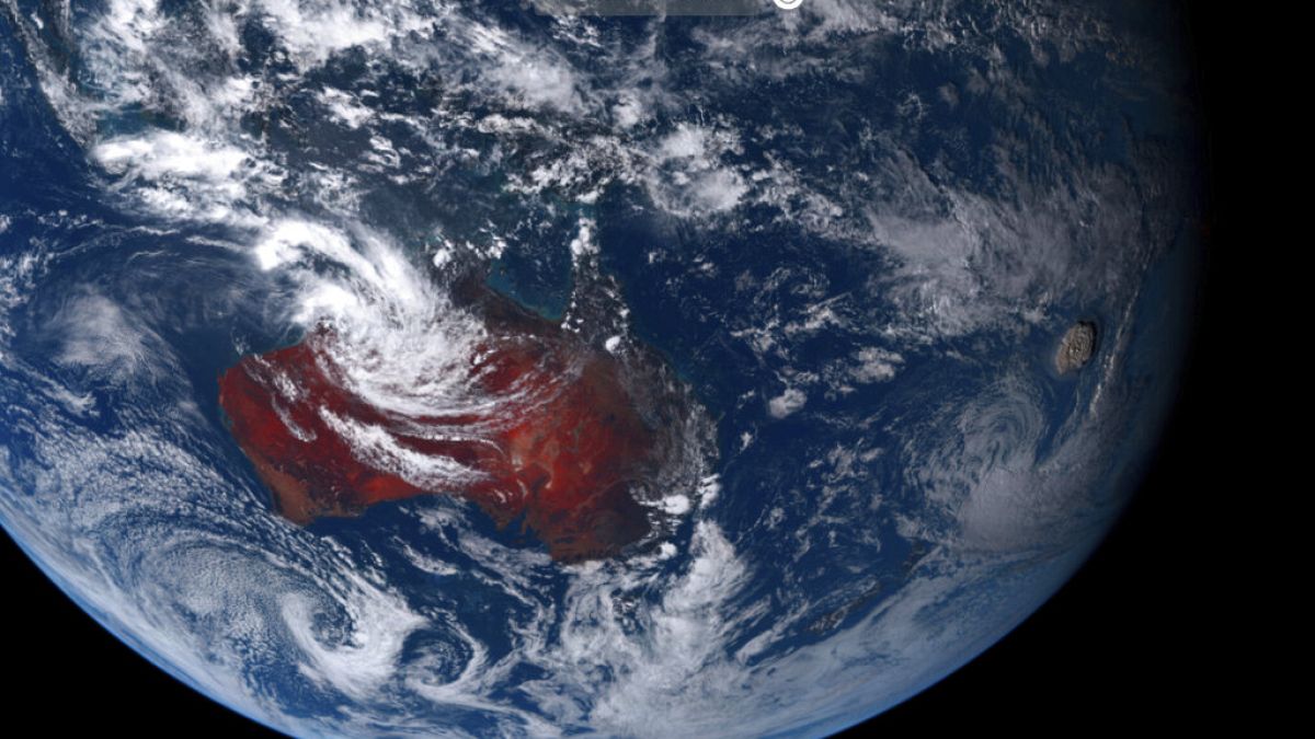Φωτογραφία από μετεορολογικό δορυφόρο μετά την υποθαλάσσια ηφαιστειακή έκρηξη στον Ειρηνικό