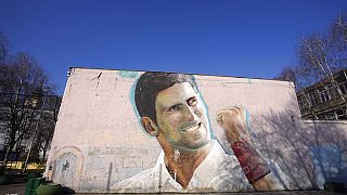 Mural de Djokovic em rua de Belgrado
