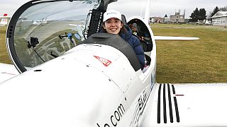 A jovem Zara Rutherford aterra no aeródromo de Benesov na República Checa