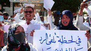 مظاهرة للطواقم الطبية في السودان ضد استهدافهم من قوات الأمن. 16/01/2022