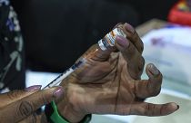 Медсестра набирает в шприц вакцину от коронавируса Pfizer для прививки ребёнка. Ивлин, Франция, 22 декабря 2021