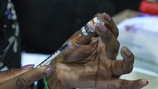 Медсестра набирает в шприц вакцину от коронавируса Pfizer для прививки ребёнка. Ивлин, Франция, 22 декабря 2021