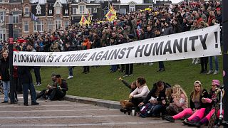 Protesto em Amesterdão contra o confinamento