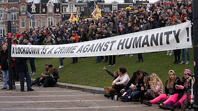 Protesto em Amesterdão contra o confinamento