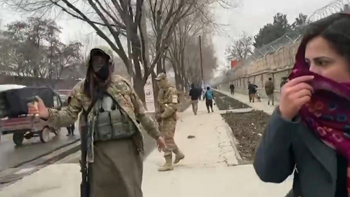 Los talibanes dispersan con gas pimienta una manifestación de mujeres en Kabul