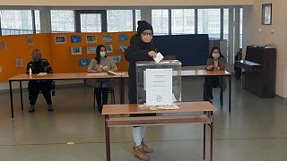 Πολίτης της Σερβίας ψηφίζει στο δημοψήφισμα της Κυριακής, 16 Ιανουαρίου