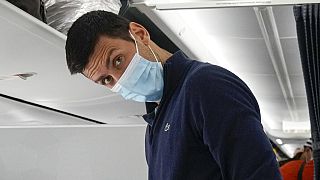 Novak Djokovic entra en el avión en Dubai en dirección de Belgrado, Serbia