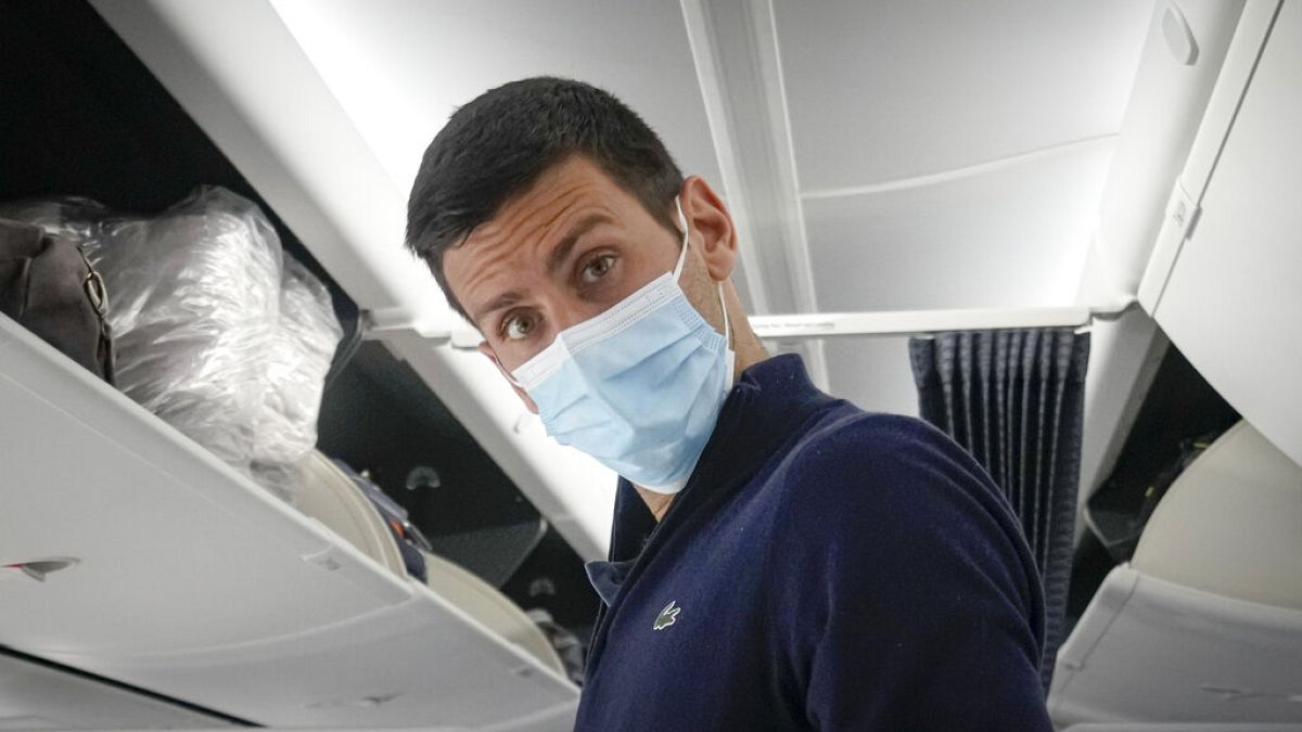 Djokovic no avião que o leva do Dubai para a Sérvia