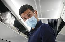 Djokovic no avião que o leva do Dubai para a Sérvia