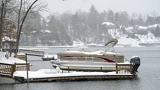 Manto de nieve en el lago James tras la tormenta invernal en Morganton, Carolina del Norte, EEUU 16/2/2022