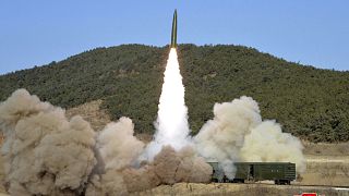 تجربة صاروخية من خط سكة حديد في مقاطعة بيونغان الشمالية، كوريا الشمالية. 2022/01/14