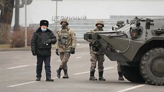Kazakistan'ın en büyük kenti Almatı'da protestolara karşı ana arterlerde konuşlandırılan güvenlik görevlileri