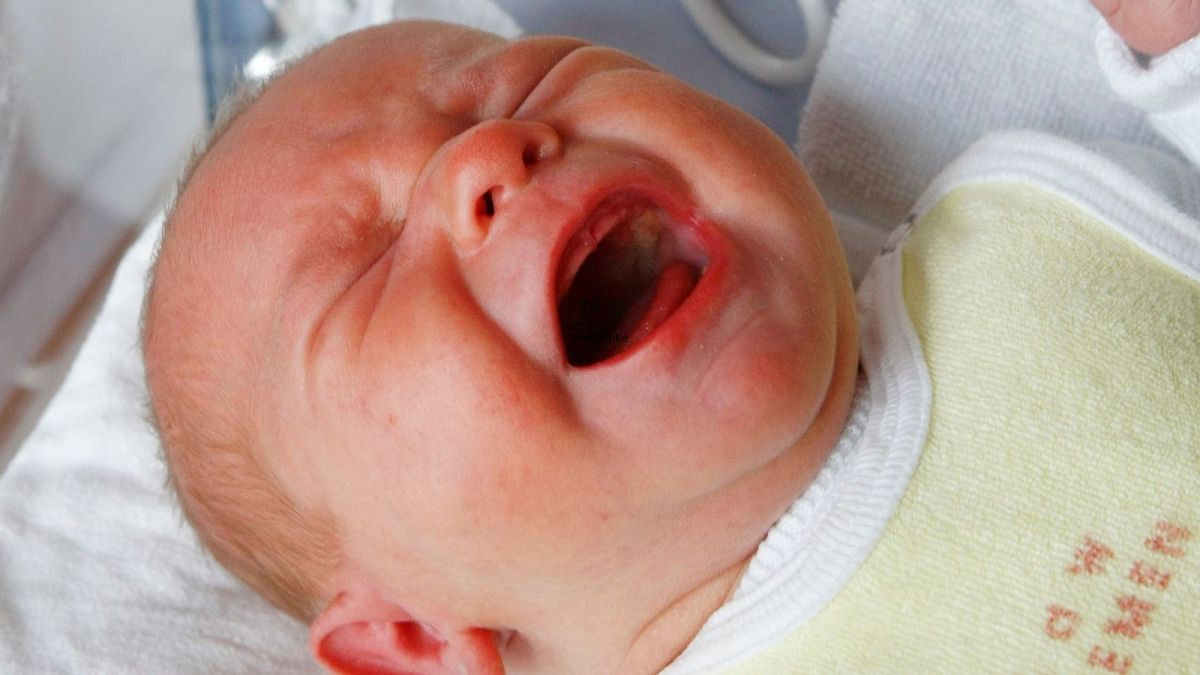 یک کودک در بیمارستانی در شمال آلمان، در تخت خود گریه می کند