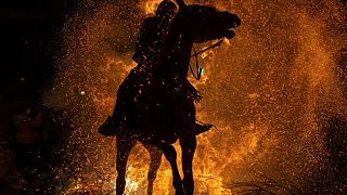 Des dizaines de chevaux et leurs cavaliers bravent les flammes chaque année le 16 janvier à San Bartolomé de Pinares (Espagne)